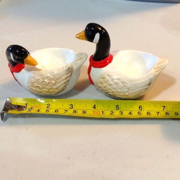 Set of 2 Ceramic Duck Novelty Egg Cups Black & White with Red Neckties - Picture 10 of 11
